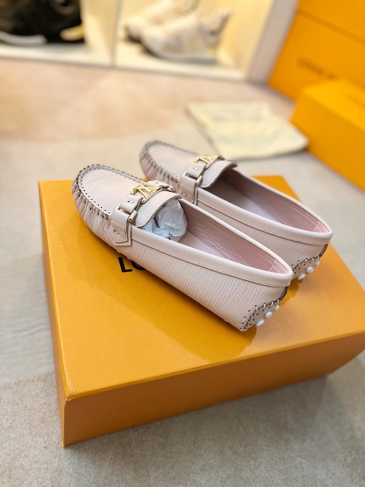 p460💰Couple model❤️🇫🇷 𝙇𝙤𝙪𝙞𝙨 𝙑𝙪𝙞𝙩𝙩𝙤𝙣 🇫🇷Louis Vuitton 2023 Classic𝓛𝓿 𝓣𝓻𝓪𝓲𝓷𝓮𝓻 Sports Series ➪➪➪¯ [Arizona Doudou Shoes Series] ▪️▪️▪️Arizona slip-on shoes are made of Monogram Eclipse canvas. Its hand-painted and dyed edges and hand-sewn uppers fully demonstrate Louis Vuitton's traditional shoemaking craftsmanship. This slip-on shoe is very lightweight. The integrated tongue and upper make it particularly comfortable and flexible. The soft outsole is equipped with rubber padding. Decorated with matching sash. Detailed features: ☑️Monogram Eclipse canvas ☑️Black Eclipse pattern ☑️Hand-painted shoe edges ☑️Hand-sewn uppers (each pair takes time to process) ☑️Integrated tongue and upper construction ☑️Outsole equipped with rubber lining ☑️size: 35_46